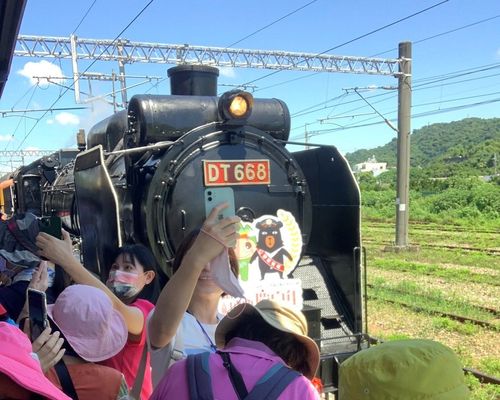 鐵道迷照過來!台鐵慶海線通車百周年推紀念套票 白沙屯媽祖也搶搭「蒸汽火車」