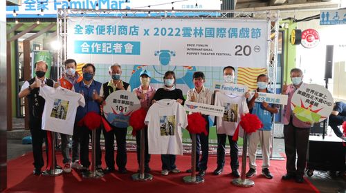 雲林看戲偶喝咖啡搶好康 4杯套換筆記本消費滿百抽限量T恤