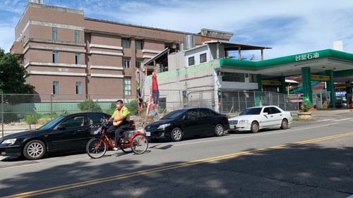 台中里長騎「文宣行動車」選議員　邊抓違規競選廣告卻撲空