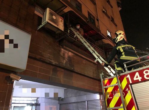 基隆2歲童誤關門遭反鎖屋內　警消架梯進入解圍