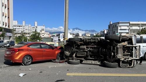台東小貨車搶快肇事釀2傷 居民怨路口無號誌事故多