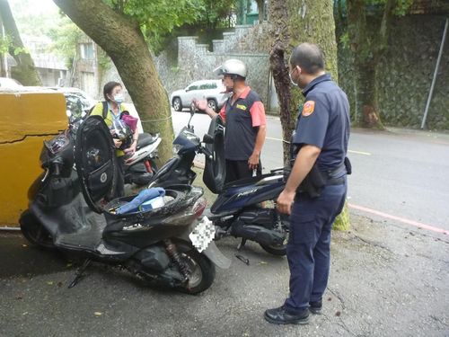 騎機車出門買菜半途「顧路」 警偕機車師傅助北市婦重新發動