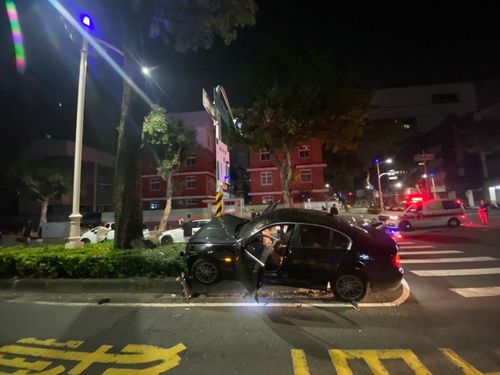 BMW黑+白一次全灭！19岁男失控撞飞号志箱　击落路边车