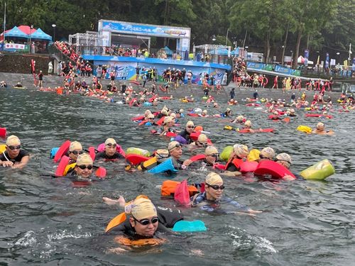 日月潭萬人泳渡風雨無阻「有點冷」 馬英九9次完渡