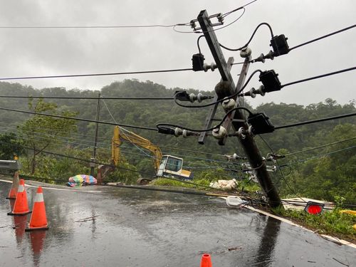 「軒嵐諾」凌晨觸北台灣陸地 平溪多處落石、電線桿傾倒