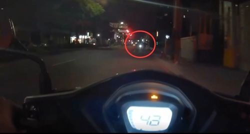 單車男逆向被盤查竟稱「沒記父母名字」　警一查他身揹3條通緝