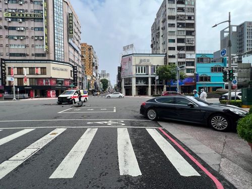 有錢就任性？ 5百萬保時捷高雄路口不禮讓　擊落值勤救護車