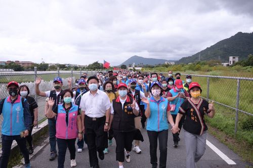 花蓮歡慶雙十節　傅崐萁、徐榛蔚參與千人健走齊唱國歌