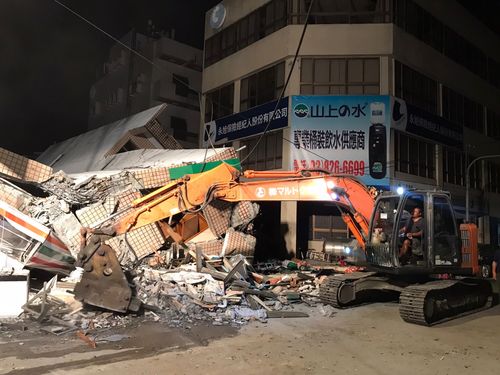 6.8強震｜花蓮玉里塌樓漏夜拆除　周邊居民無電可用呆坐屋外