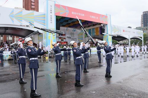 國軍花式操槍、領唱國歌展演 雷虎小組衝場總統府讚國慶