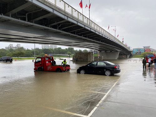 雨彈狂轟宜蘭!河水暴漲 河濱公園50車險泡水