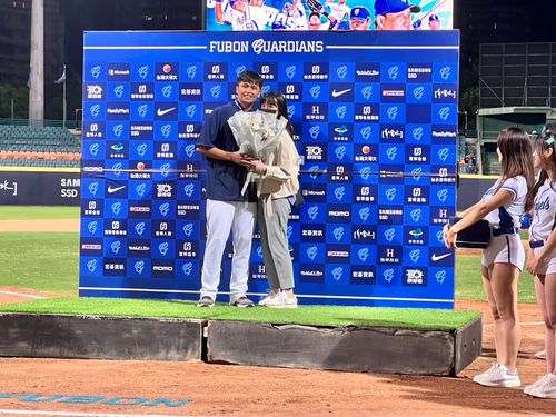 生日不問天拿MVP 陳仕朋「超美人」妻子驚喜現身擁抱