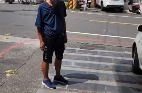 驚為天人!癡情男煞到闆娘 站門口直盯這下慘了