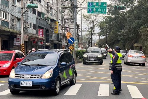 北海岸國慶連假湧人潮　警設彈性調撥車道紓解塞車