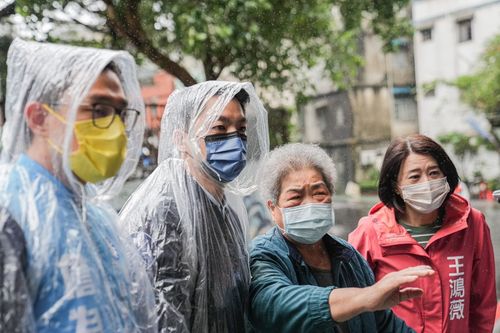 蒋万安洗刷勘灾「慢N拍」负评 今赶场关心灾情、帮老奶奶搬沙包
