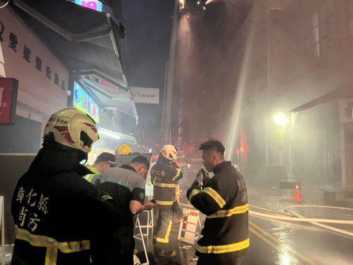 彰化員林服飾店暗夜起火    祖孫三代9人受困幸獲救