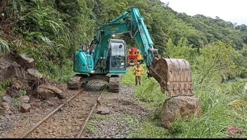 台鐵平溪線土石崩落列車煞不及撞上　5車站影響改公車接駁