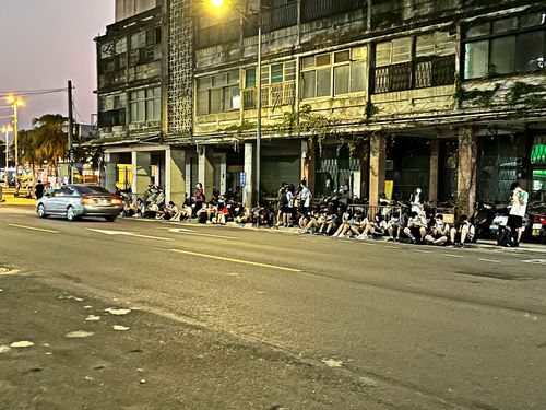 心疼!彰化市学生等公车奇景曝光 网友热议:见怪不怪