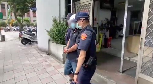 壯男化身「人肉坦克」撞破店家鐵捲門 半小時連偷6家店得手5萬|撞門片