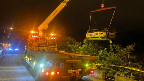 闖紅燈還倒車衝撞！警連開12槍還擊　嫌犯翻車但人也跑了