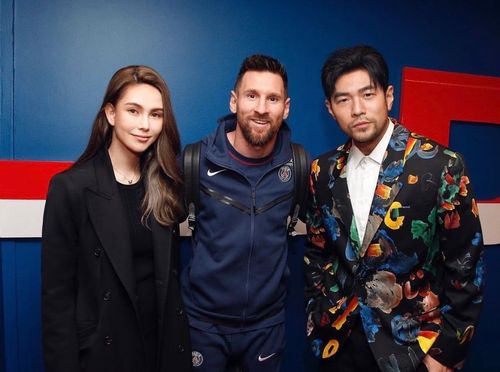 周杰倫帶昆凌巴黎會百億足球巨星　與梅西同框「王見王」