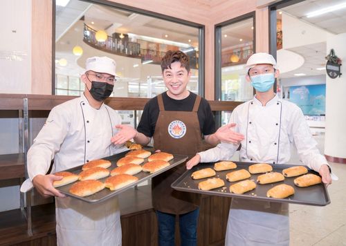 「現正營業中」校園真實版 副教授李明川率領學子們開店