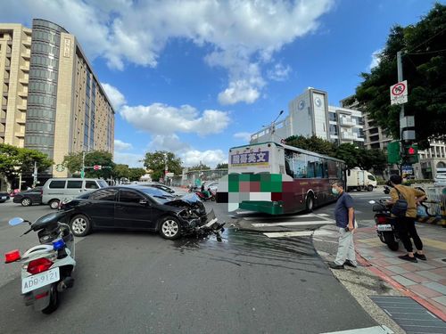 洗完腎返家精神恍惚　紅燈直直闖！北市男連撞4車5人送醫