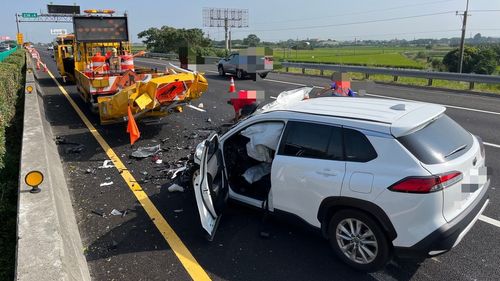 又是自駕!白色豐田無煞車碰工程車 國道撞擊瞬間影片