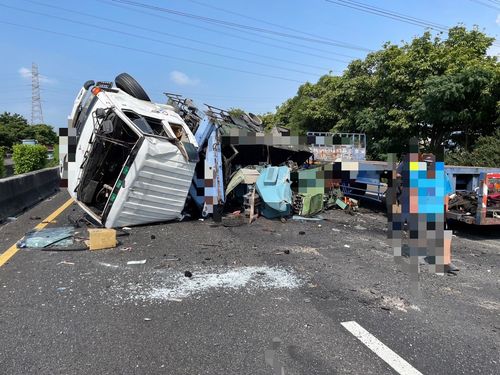 國1嘉義段曳引車右爆胎翻覆佔3車道 2傷送醫