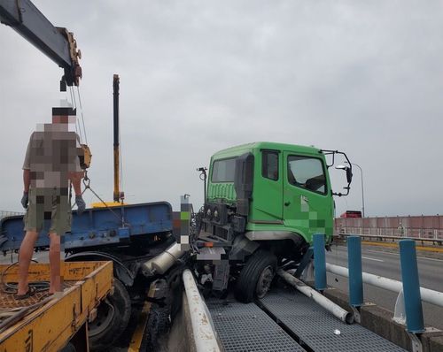 國道車禍!曳引車疑疲勞駕駛 撞外、內側護欄開上分隔島