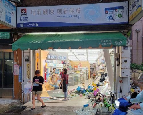 長髮女駕車暴衝進嬰幼店    倒車出店再衝對向小吃攤