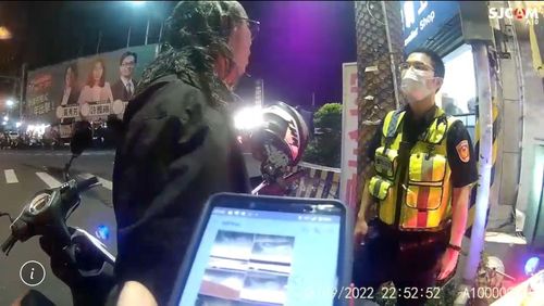 襲警影片|長髮男安全帽狂K警察 身上暗藏手指虎及雙刀