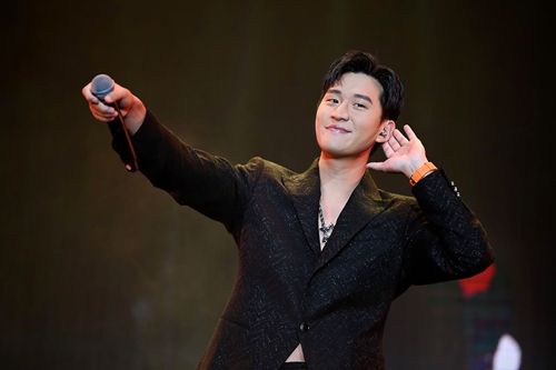 周興哲曼谷見面會寵粉　單腳伏地挺身man炸　