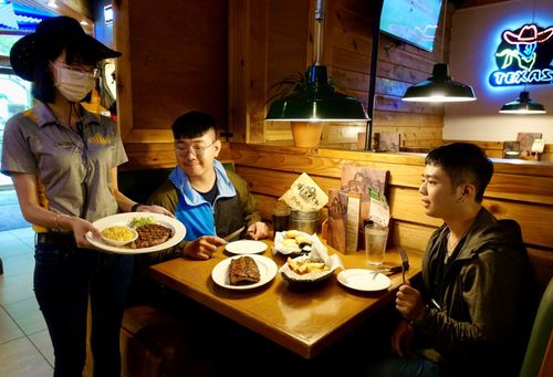 身份證含1、0、2、5吃牛排贈豬肋排!10月壽星飲品買1送1