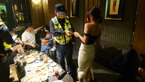 台中驚見13歲酒店妹!經紀人拉4少女坐檯陪酒 這下慘了