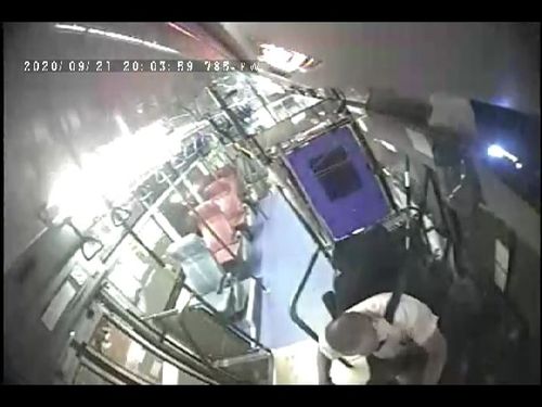 公车司机吸毒恍神冲上人行道！毁24车酿1死　16秒后回神惊呼「系啊」下场惨