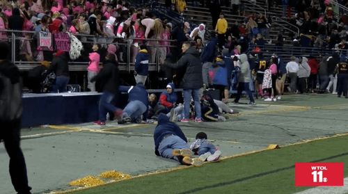 快逃啊!高中足球賽場外槍響 球迷一哄而散驚慌奔逃