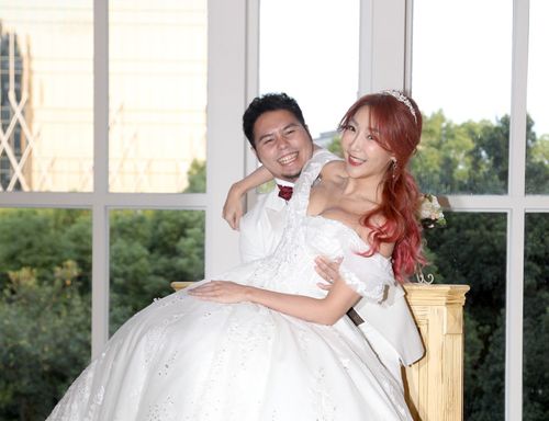 「小隋棠」李宓露35F豪乳补办婚宴 惊吐婚礼差点办不成原因