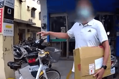 一疊千元鈔丟YouBike　台中大叔丟錢慌了！暖警逆轉結局