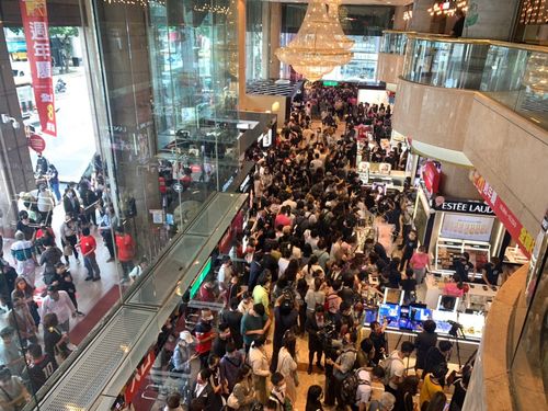 新光三越周年慶開跑湧排隊人潮!6店首日營收估15.5億元