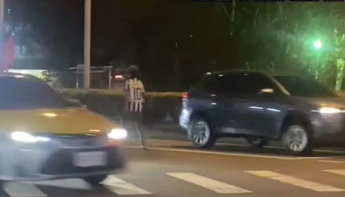 台中男不怕死走入車陣咆哮擋車 離譜理由曝光!警:絕對依法究辦