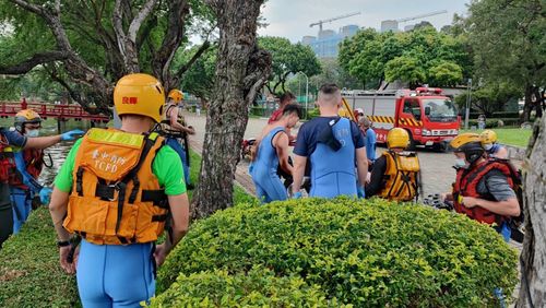 台中公園女屍載浮載沉 運動民眾嚇傻