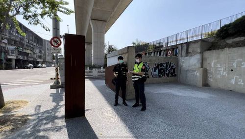 揮樹枝、丟水瓶、路邊裸體洗澡 中市南區街友攻擊人「未報案」