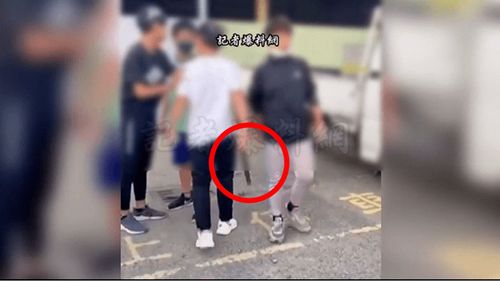 小女友記恨國小被欺負 屁孩男友撂5人揮刀踹人!錄影PO網全出事