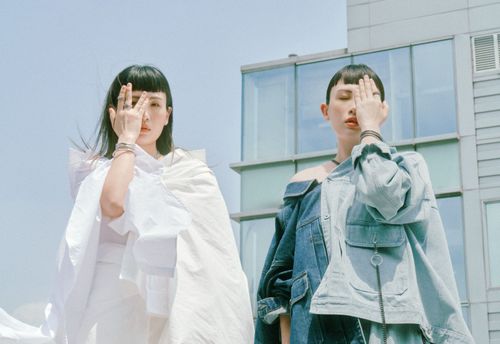 魏如萱演繹剛柔並濟　vacanza聯名plain-me首推中性飾品