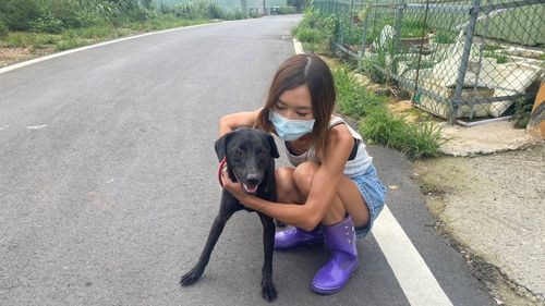 流浪毛孩腹部破洞重傷 女志工「用這招」順利誘捕就醫