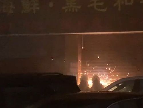 桃園晚間連棟鐵皮屋大火　衰！車行、餐飲5店面遭波及