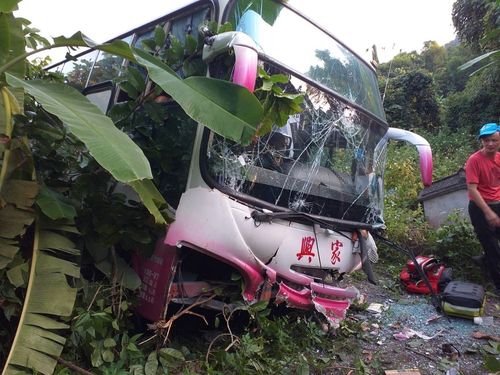台南遊覽車重大事故!翻落邊坡9人傷 現場慘況曝光