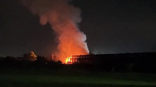 軒嵐諾颱風來臨遇倉庫大火　大風大雨台東消防隊累翻天