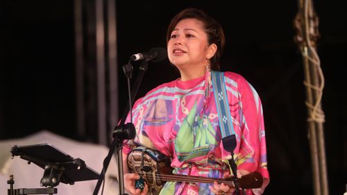 夏川里美獻唱歌迷雨中醉美音　百年古城化身時尚走秀台